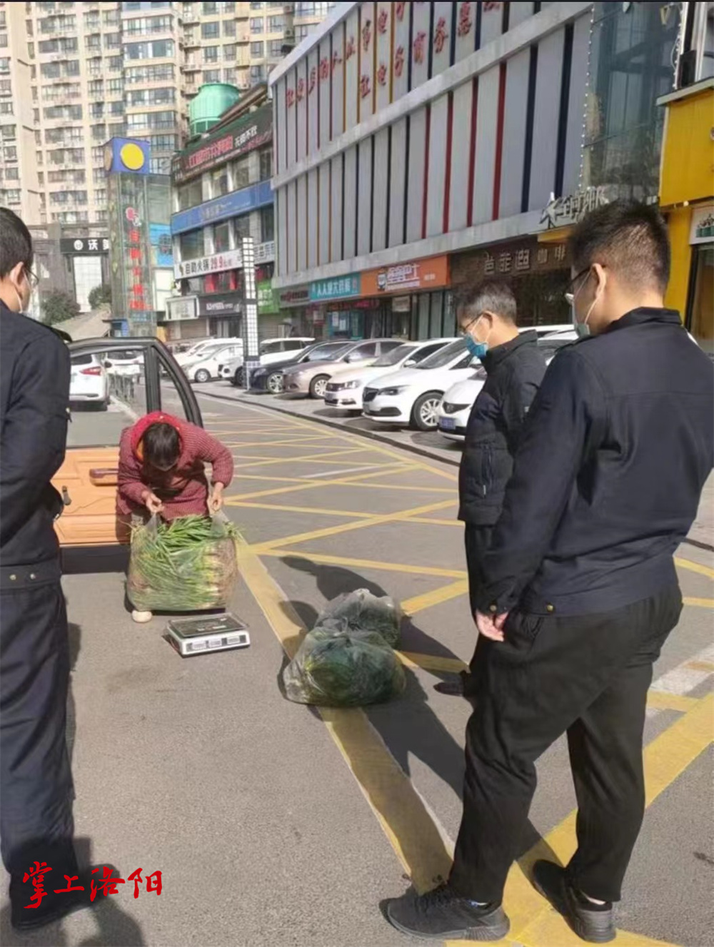 暖心！为让菜农早回家，城管队员自掏腰包买下全部蔬菜